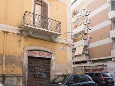 Diciannove sono invece le serrande abbassate in via Trento. Tra queste quelle del bar �Trento� ad angolo con via De Nittis, che conserva ancora l�insegna verticale e il simbolo del telefono